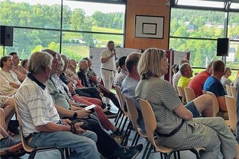 Bergwerkspläne von Saxore in Tellerhäuser stoßen bei Anwohnern auf Skepsis und Ablehnung - Einwohnerversammlung in Rittersgrün zum Bergwerkplänen von Saxore in Tellerhäuser. Bürgermeister Lars Dsaak und Ortsvorsteher Thomas Welter (hinten stehend) moderierten den Fragenmarathon.