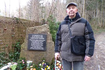 Bergwerkstragödie bei Wolkenstein: Der letzte Zeitzeuge erinnert sich - Wolfgang Weber, der letzte Zeitzeuge des schweren Grubenunglücks im Schacht 85, legt jedes Jahr neun weiße Rosen für seine verunglückten Kumpel am Gedenkstein nieder.