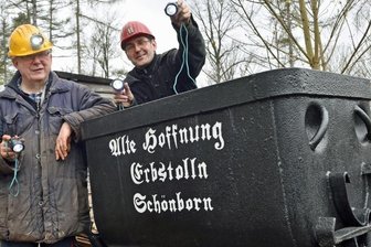 Bergwerksverein plant neue Besucherstation - Symbolisch knipsen Günther Schmidt (links) und Vereinschef Gerold Riedl das Licht an. Auch 2022 wollen die Vereinsmitglieder tatkräftig aktiv sein - und haben schon eine Menge Pläne geschmiedet.