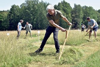 Bergwiesen-Fans schwingen auf dem Riedelhof im oberen Vogtland die Sensen - Zum Programm des Bergwiesentages gehörte auch ein Sensenmahdwettbewerb, bei dem Uwe Bernhard (im Foto) aus Bad Elster den 2. Platz belegte. 