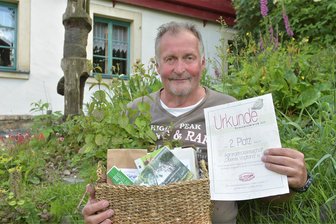 Bergwiesensommer auf dem Riedelhof Eubabrunn mit Sensendengeln und Kür der schönsten Bergwiese - Tino Wunderlich, Geschäftsführer der Agrargenossenschaft Oberes Vogtland Adorf, nahm den 2. Preis im Wettbewerb um die „Schönste Bergwiese“ entgegen.
