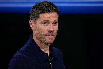 Bericht: Chelsea vor Verpflichtung von Xabi Alonso - Bald wieder an der Seitenlinie? Trainer Xabi Alonso gilt als heißer Kandidat beim FC Chelsea. (Archivbild)