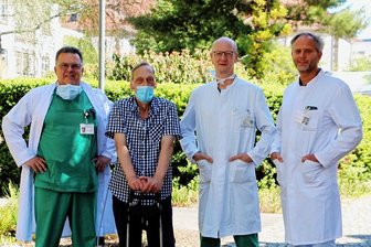 Bericht: Herzschwäche lässt sich immer besser behandeln - Hat eine zweite Chance auf Leben bekommen: Kunstherzpatient Max Michael aus Dresden (2. von links) mit Kardiotechniker Volker Schmidt, Professor Klaus Matschke, Direktor des Herzzentrums Dresden und Herzchirurg Dr. Manuel Wilbring (von links).