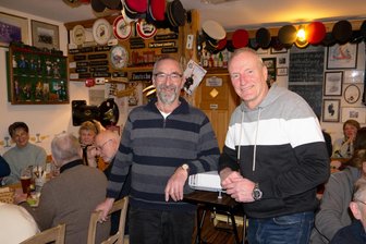 Bericht in Lunzenau über eine Reise im Chaos-Modus - Prellbock-Betreiber Matthias Lehmann (l.), hier mit Bergsteiger Jörg Stingl, erwartet im „Prellbock“ Gäste zum Vortrag über eine unglaubliche Reise.