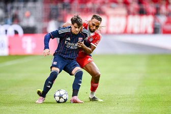 Berichte: Bayer holt 21-Jährigen für etwa 30 Millionen Euro - Lyons Afonso Moreira im Zweikampf mit Bayern Münchens Sascha Boey in einem Testspiel im vergangenen August.