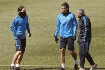 Berichte: Mourinho will Khedira als Co-Trainer bei Real - Sind Mourinho (r) und Khedira (M) bald wieder in einem Team? (Archivbild)
