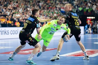 Berlin nach Sieg gegen Magdeburg im Champions-League-Finale - Berlins Mathias Gidsel im Kampf mit Madeburgs Abwehr. 
