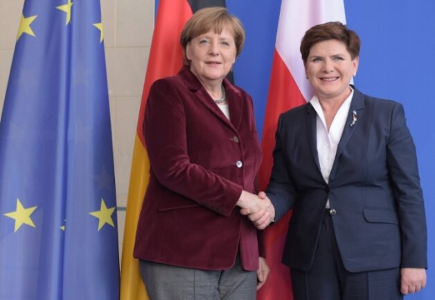 Berlin und Warschau suchen Harmonie trotz Flüchtlingskrise - Betont freundliche Gesten in Berlin: Polens Ministerpräsidentin Beata Szydlo (rechts) und Bundeskanzlerin Angela Merkel (CDU).