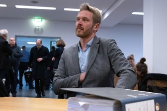 Berliner Arbeitsgericht: Kündigung eines "Volkslehrers" rechtens - Er klagte gegen die fristlose Kündigung durch das Land Berlin. Die Bildungsverwaltung hatte dem Lehrer nach der Veröffentlichung umstrittener und möglicherweise volksverhetzender Internetvideos gekündigt. Der Lehrer sieht hingegen laut Gericht eine politisch motivierte Entlassung. Eine Güteverhandlung war am 11. Juni gescheitert.