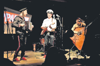 Berliner Band Apparatschik zu Gast in Marienberger Baldauf-Villa - Die Band Apparatschik bei einem Auftritt in der Marienberger Baldauf Villa 2020.