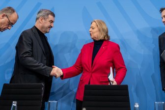 Berliner Koalition: Alles neu 2026? - Sie müssen sich im neuen Jahr in der Koalition mehr denn je zusammenraufen, statt zusammen zu raufen: Bundeskanzler Friedrich Merz (CDU, v.l.), CSU-Chef Markus Söder (2.v.l.) und sowie die SPD-Vorsitzenden Lars Klingbeil und Bärbel Bas.