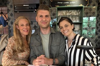Berliner Luft und Einsamkeit im Freiberger Lyriksalon: Aus dem Leben der Mascha Kaléko - Natalie Renaud-Claus, Emery Escher und Cornelia Wöß (v.l.) bezauberten mit Präzision und Freude am Text beim Lyriksalon in Freiberg.