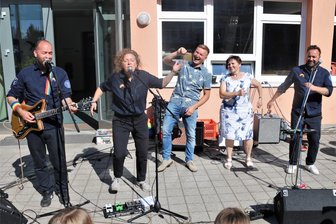 Berliner Trio Raketen Erna spielt im Plauener Malzhaus-Biergarten - Die dunkel gekleideten Musiker von Raketen Erna aus Berlin bei einem früheren Auftritt.