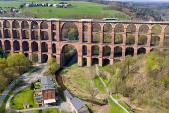 Berliner Unternehmen soll Tourismus an der Göltzschtalbrücke voranbringen - Ein Zug fährt über die Göltzschtalbrücke in Netzschkau. Für den Tourismus wird nun ein Konzept erarbeitet.