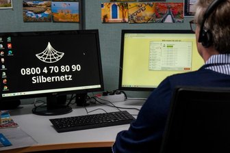 Unter der in Deutschland einheitlichen und kostenfreien Rufnummer 0800 4708090 finden einsame Menschen, die das Bedürfnis haben, mit jemandem zu reden, zwischen 8 und 22 Uhr einen Ansprechpartner. 