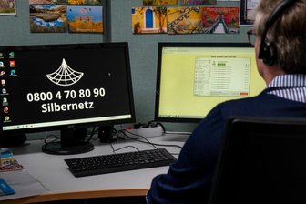 Unter der in Deutschland einheitlichen und kostenfreien Rufnummer 0800 4708090 finden einsame Menschen, die das Bedürfnis haben, mit jemandem zu reden, zwischen 8 und 22 Uhr einen Ansprechpartner. 
