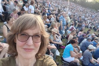 Berlinerin setzt für Maffay-Konzert in Schwarzenberg auf „volles Risiko“ und sagt nun: „Was ich alles verpasst hätte ...“ - Endlich da! Barbara Beuth inmitten der vielen Fans auf der Waldbühne in Schwarzenberg.