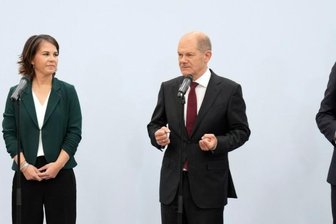 Berlins neue Dreiecksbeziehung - Wollen es zusammen versuchen: Grünenchefin Annalena Baerbock (von links), SPD-Kanzlerkandidat Olaf Scholz und FDP-Chef Christian Lindner nach der Sondierungsrunde. 