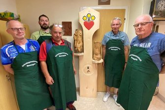 Bermsgrüner Schnitzer schaffen Eulen-Stele – als Schmuck fürs Dorf und als Werbung in eigener Sache - Jan Vodel, Kai Schuffenhauer, Jürgen Pöhler, Günter Lang und Jürgen Vodel (von links) von der Schnitzgemeinschaft Bermsgrün mit ihrer Eulen-Stele.