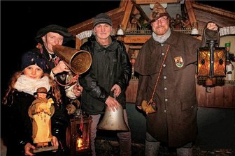 Bermsgrüner Verein Land-Spuren veranstaltet "Peremettenschicht" - Zur ersten "Peremettenschicht" 2020 freute sich Andreas Schmidt (M.), der Vorsitzende des Vereins Land-Spuren Bermsgrün, dass auch Türmer Gerd Schlesinger und Nachtwächter Jörg Eller (r.) aus Schwarzenberg der Einladung gefolgt waren.