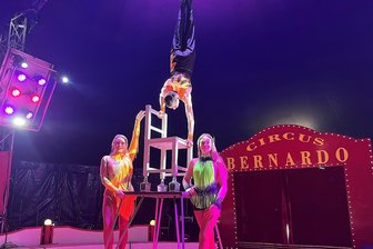 Bernardo gastiert in Freiberg: Wenn eine Familie Zirkus macht - Ramona und Meghan Renz in ihren Manege-Kostümen, genäht von einer Nichte. Diego Renz probt, ob der Stuhl sicher steht.
