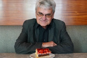 Bernd-Lutz Lange wird 80: Im Café in seinem Kopf brennt das Licht so hell wie ehedem - Seine Leidenschaft für Cafés ist ungebrochen, und sein neues Buch handelt von den Gedanken und Geschichten, die sich dort entspinnen: Autor und Kabarettist Bernd-Lutz Lange wird am heutigen Montag 80 Jahre alt. Foto: Peter Endig/dpa