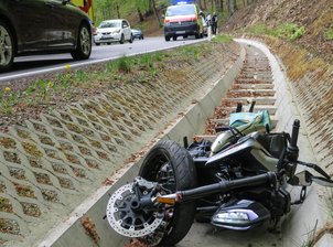 Bernsbach: Motorradfahrer nach Überholmanöver schwer verletzt - Zwischen Aue und Bernsbachist am Dienstag gegen 15 Uhr ein Mann mit seiner KTM von der Straße abgekommen und im betonierten Seitengraben gelandet.