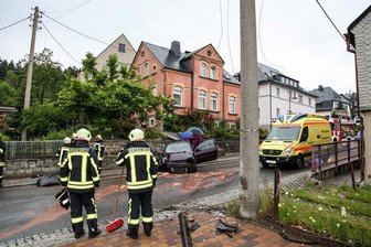 Bernsbach: Opel prallt gegen Mast - Mehrere Häuser ohne Strom -