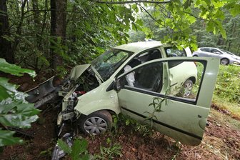 Bernsdorf: 59-Jähriger schwer verletzt - Am Samstagnachmittag ist ein 59-jähriger Renault-Fahrer bei einem Unfall auf der B 180 schwer verletzt worden.