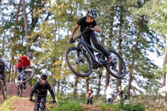 Bernsdorf: Anlaufturm für große Sprünge im Dirtpark - Der Dirtpark des Vereins JumpBer in Bernsdorf wird auch für echte Könner künftig noch interessanter. Dank eines neuen Anlaufturms kann man hoch hinaus, wie Nick Nötzold (vorn) hier zeigt.