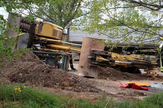 Bernsdorf Bagger kippt um - Fahrer verletzt - Nahe der B 173 ist am Mittwochvormittag ein Radbagger umgefallen. Die Feuerwehr musste der Fahrer aus dem Führerhaus schneiden.