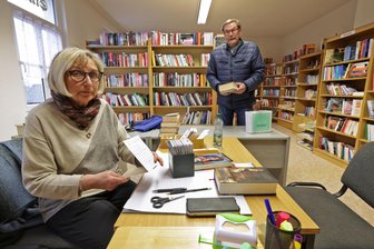 Bernsdorf: Bücherausleihe ohne Computer, aber mit Charme - Martina Zwickies kümmert sich um die Bücherei in der „Alten Schule“. Gerrit Geißler ist ein Stammleser.