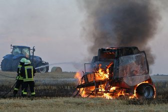 Bernsdorf: Feld an der B 173 in Flammen - Ein Feld an der B 173 bei Bernsdorf stand am Freitagabend in Flammen.