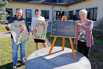 Von links: Steve Müller vom Förderverein, Kita-Leiterin Anja Schwarz und Bürgermeisterin Roswitha Müller.
