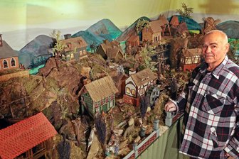 Bernsdorf/Lichtenstein: Alte Weihnachtsberge als „Familienheiligtum“ - Eberhard Otto am Heimatberg, der allerlei Szenen aus dem erzgebirgischen Leben etwa im Sägewerk, an Mühlen und im Bergbau vereint.