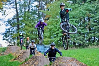 Bernsdorf: Mit kleinen Sprüngen zum 3000 Quadratmeter großen Dirtpark - Der 11-jährige Nick Nötzold (von) gehört zu etwa zehn wilden Bikern, die in Bernsdorf Erde für eine Line geschaufelt haben.