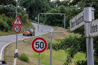 Bernsdorf/Oberlungwitz: Rätsel um verschwundene Ortsschilder nur halb gelöst - Das Berndorfer Ortsschild zwischen Rüsdorf und Hermsdorf fehlt seit einigen Wochen - mit der kuriosen Konsequenz, dass zehn Meter vor dem Tempo-30-Schild nun übergangsweise ein Tempo-50-Schild steht.