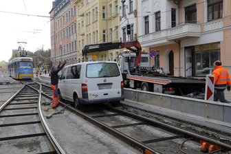 Bernsdorf: Transporter landet im Gleisbett - 