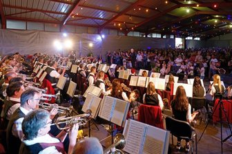 Bernsdorfer Orchester füllt zum 60. Jubiläum riesige Halle - 