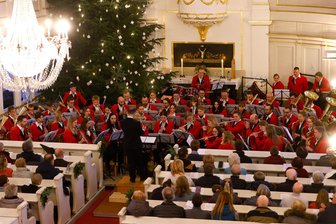 Bernsdorfer Orchester lädt zur musikalischen Weltreise in Oberlungwitz ein - Viele Musiker und viele Gäste bringt das Neujahrskonzert in die Oberlungwitzer Kirche.