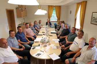 Bernsdorfer Rat: Gleich zum Auftakt Zoff um AfD-Gemeinderat - Bürgermeisterin Roswitha Müller (hinten Mitte) und die Gemeinderäte Mike Beck, Sascha Eigendorf, Daniel Kutzner, Daniel Bergmann, Renate Braune, Elisabeth Rips-Plath, Thomas Reinhold, Manfred Bauch, Frank Baumann, Sven Hoffmann, Christian Beck, Frank Schneider und Mike Kirsch (v. li.).