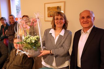 Bernsdorfer Wahlsiegerin: „So ein Amt kann man nicht auf der linken Arschbacke absitzen“ - Lichtensteins Bürgermeister Jochen Fankhänel (Freie Wähler) zählte am Sonntagabend im Bernsdorfer Rathaus zu den ersten Gratulanten nach dem Wahlsieg von Elisabeth Rips-Plath (CDU).