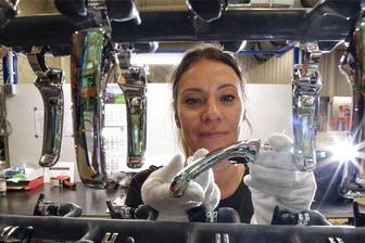 Bernsdorfs größter Arbeitgeber kennt keine Krise - Yvonne Pammler bei der Endkontrolle von Griffen für Rolls-Royce: Die Hälfte des Umsatzes erwirtschaftet TSG mit der Zulieferung für die Automobilindustrie.