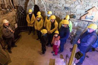 Bernstein, Bergwerk, Budenzauber - Jens Wagner (l.) ist einer der Bergführer im Fortunastollen. Er freut sich, dass die Besucherresonanz fast wieder Vor-Corona-Niveau erreicht hat. 