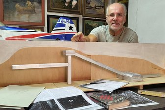 Bernsteinzimmer: Bastler aus dem Erzgebirge baut das Versteck im Poppenwald nach - Im Bastelzimmer: Andreas Junghans und sein Untertagemodell. Die silbernen Holzteile stellen Hohlräume dar.