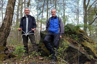 Bernsteinzimmer, Gold und Raubkunst: Dürfen Schatzsucher im Erzgebirge nichts finden? - Wünschelrutengänger im Poppenwald, hier die Brüder Klaus und Gerd Ullrich aus Thüringen. Wünscheln dürfen sie noch, nachschauen ist verboten.