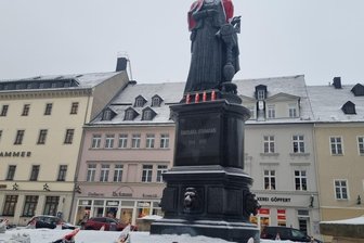 Überraschung am Uthmann-Brunnen - Schoko-Weihnachtsmänner am Uthmann-Brunnen .