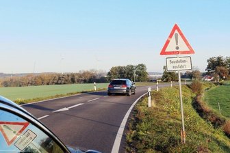Berthelsdorf: Bauarbeiten an Pendlerstrecke sollen endlich starten - Zwar warnen bereits Schilder an der Crossener Straße vor Baustellenausfahrten, aber Bauarbeiten gibt es bisher nicht. 