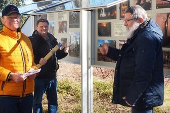 Berthelsdorfer Fotofreunde machen Lust auf Montanregion - Reinhard Lisk (von links), Jürgen Schreiber und Volker Neuhäuser vom Fotoclub 78 bei der ersten "Bestückung" der neuen Schaukästen am Bürgerhaus Berthelsdorf. Hier gibt es ab sofort montane Objekte aus der Sicht der Fotofreunde zu sehen. 