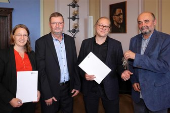 Bertolt-Brecht-Gymnasium Schwarzenberg: Langjährige Leiter übergeben Staffelstab an Nachfolger - Der scheidende Schulleiter Dr. Werner Löser (r.) übergab im Beisein seines ebenfalls in den Ruhestand gehenden Stellvertreters André Ullmann (2. v. l.) den Gymnasiumsschlüsselbund an den neuen Schulleiter Dr. Donat Schmidt und dessen Stellvertreterin Cornelia Krauß (l.).